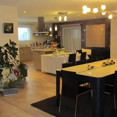 Les Hirondelles Bed and breakfast